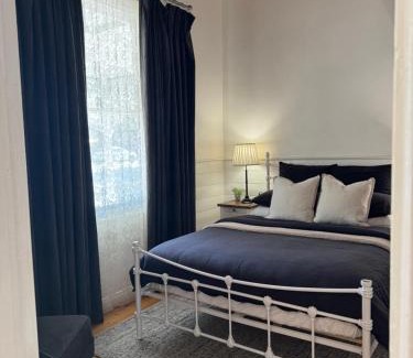 Bendigo House | Hargreaves Cottage - close to CBD