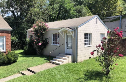 Dayhoit House | Harlan, KY Modern Private Guesthouse 302 Historic Downtown (Vela's Villas)