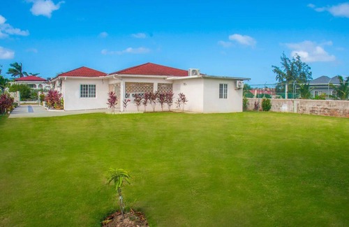 Greenwood House | Harmonious Home with 3 Bed and 2 Bath