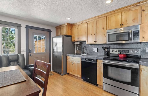 Alfalfa House | Harmony Hills, Couple's Retreat in Bend! Pets OK!