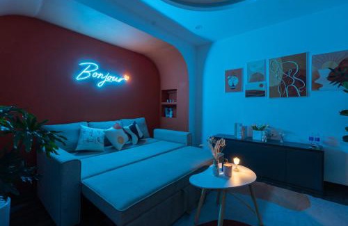 French Quarter Apartment | Harmony Home-Projector-Bathtub- Spacious