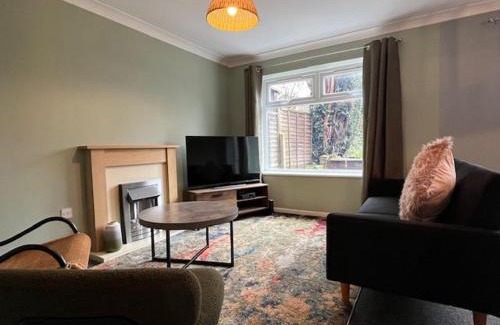 Walsall Apartment | Harmony House - 4 Doubles, Free Wi-fi, Parking