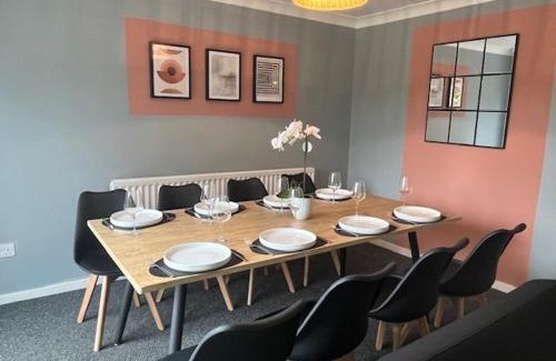 Walsall Apartment | Harmony House - 4 Doubles, Free Wi-fi, Parking