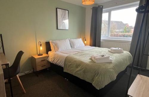 Walsall Apartment | Harmony House - 4 Doubles, Free Wi-fi, Parking