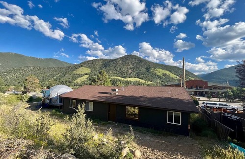 Georgetown House | Harmony Mountain view Family-sized house with designer renovation and game room!
