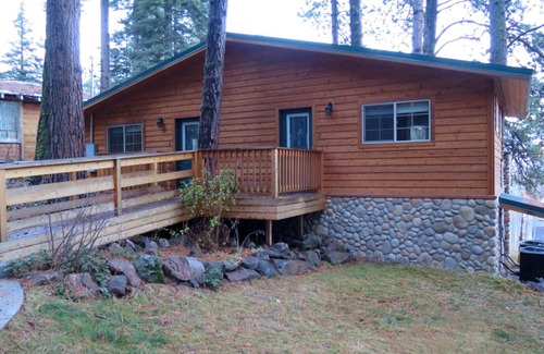 Klamath Lake Cabin | Harriman Springs Resort Cabin 2 - Cabins with a View