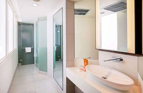 Suko Manunggal Hotel | HARRIS Hotel & Conventions Bundaran Satelit Surabaya