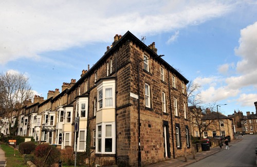 Harrogate City Centre Apartment | Harrogate Convention View - Harrogate Town Centre - 3 EnSuite Bedrooms - Parking