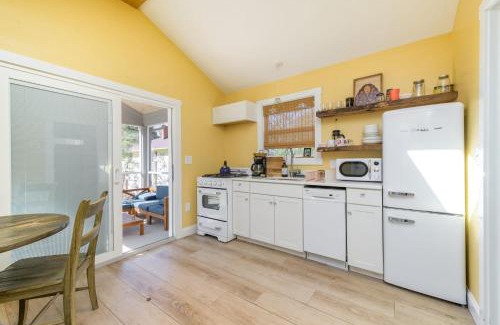 North Charlotte House | Harry's Tea House - Cozy Tiny Home near Noda