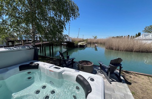 Harsens Island House | Harsens Island Home Sleeps 12 with Freighter Views and Hot Tub