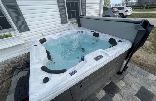 Harsens Island House | Harsens Island Home Sleeps 12 with Freighter Views and Hot Tub
