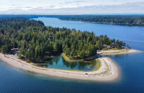 Burley House | Harstine Island Cabin with Fire Pit Walk to Beach!