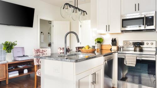 Chestnut Hill House | Hart Suite Buyout 3 by AvantStay Two Town House Buyout w Modern Amenities in Nashville