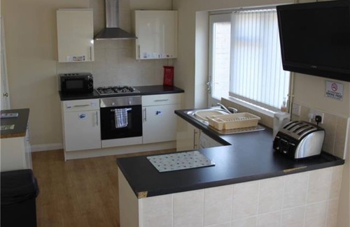 Stoke-on-Trent House | Hartshill – Private Double Bedroom with shared facilities