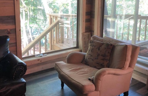 Pangburn Cabin | Harvey’s Hideaway Riverfront Cabin