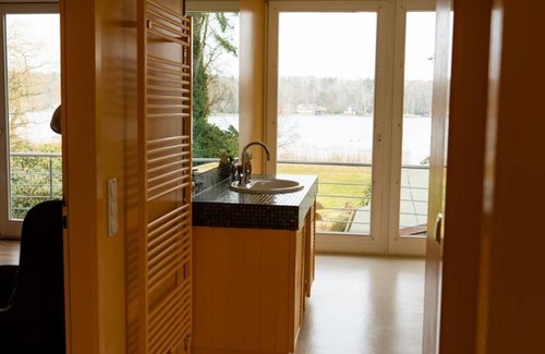 Bad Segeberg House | Haus am See - Holiday home, shower and bathtub, lake view