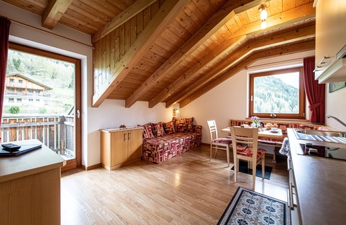 Rasun Anterselva Apartment | Haus Landheim Apartment Loipengaudi in Antholz with wonderful panoramic balcony!