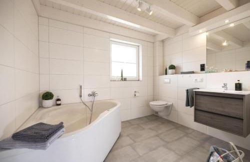 Nordhorn House | Haus Norwald - tolles Ferienhaus direkt am See für bis zu 4 Personen mit Sauna und Kaminofen - Haustiere herzlich willkommen