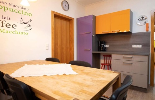 Wiebelskirchen Apartment | Haus Paula - vacation home, shower and bath, WC, 3 bedrooms