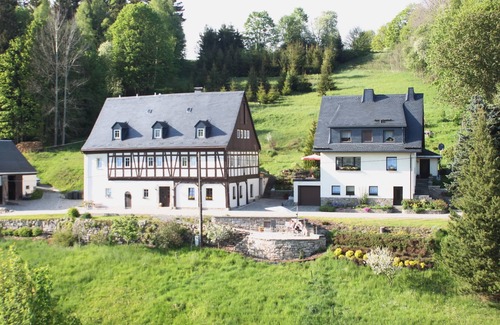 Breitenbrunn/Erzgeb. Apartment | Haus Sonnenleithe - vacation in a monument!