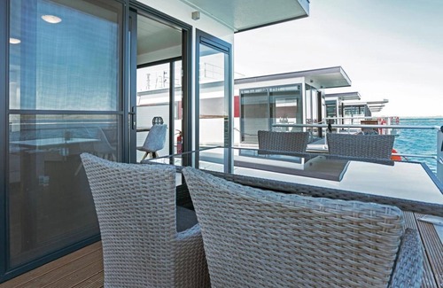 Braunsbedra Boat Rental | Hausboot Junior am Geiseltalsee, Braunsbreda