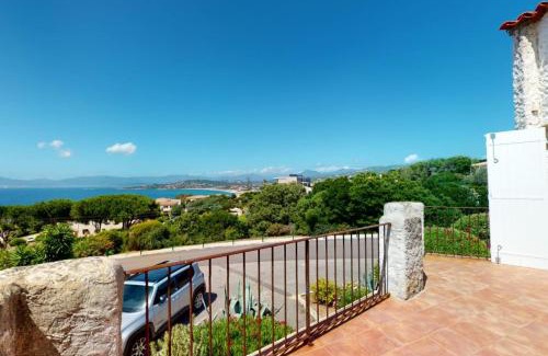 Pietrosella Apartment | Haut de villa vue mer 3 pièces climatisé & wifi 4 à 6 personnes