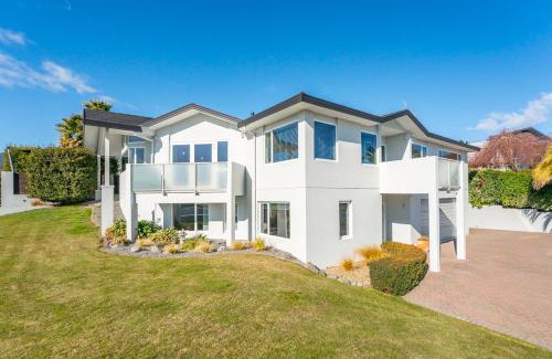 Waipahihi House | Haven at the Heights - Taupo