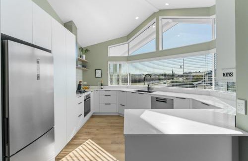 Waipahihi House | Haven at the Heights - Taupo