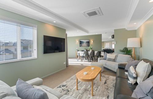 Waipahihi House | Haven at the Heights - Taupo