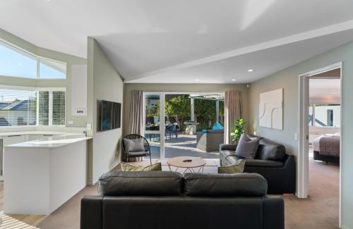 Waipahihi House | Haven at the Heights - Taupo