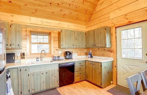 Hickory Hills Cabin | Haven View Retreat | Private Log Cabin | Hot Tub