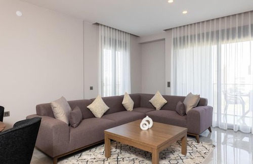 Konyaalti Apartment | Havuzlu Apartta Balkonlu Ev Konforu