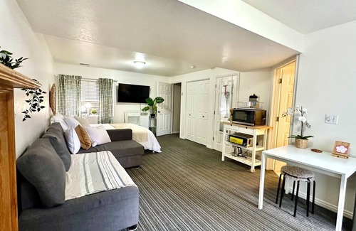 Provo House | Hawaiian Sunshine 1-bedroom house in welcoming Provo with AC, WiFi