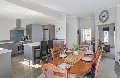 Cooks Beach House | Hawk Hill Getaway - Cooks Beach Holiday Home