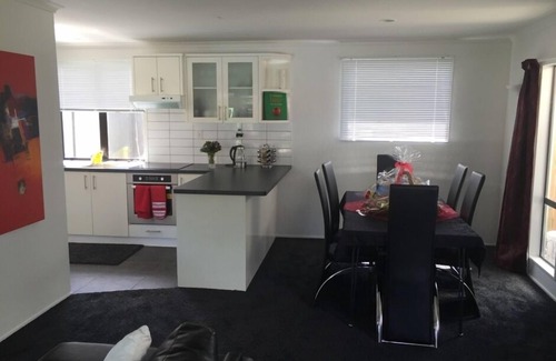 Hastings Condo | Hawkes Bay Getaway in Wine Country