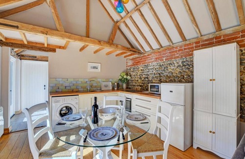 Roughton House | Hawthorne Cottage - Two Bedroom House, Sleeps 4