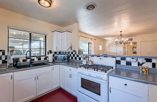 The Garden District House | Hawthorne Manor - 3BD in Central Tucson with Patio