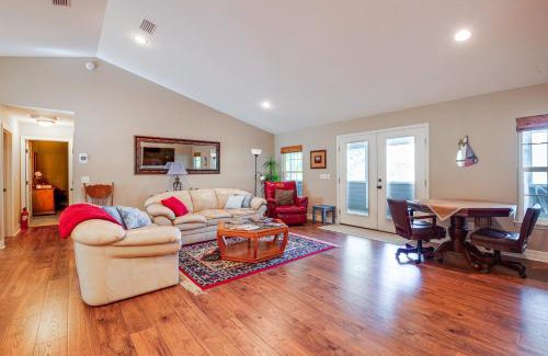 Putnam Hall House | Hawthorne Vacation Rental with Access to Cue Lake