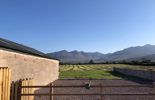 Kilgobnet Cottage | Hayfield View Charming 2-bedroom cottage in beautiful Beaufort, Killarney, WIFI
