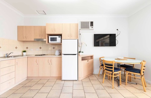 Glenelg Apartment | Hazel's Hideout: 1 BDRM Glenelg