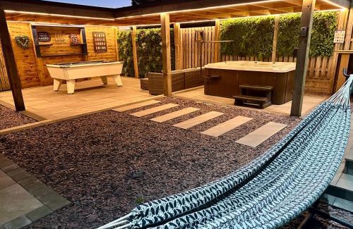 Galston Ski Chalet | Hazells Lodge Farm Stay Sleeps 2 Undercover Hottub and Pool Table