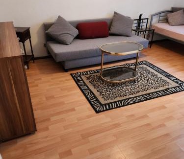 Halberstadt Apartment | HBS BESTPREIS- Leistung, Nähe City, mit Parkplatz, sie wählen 1 oder 2 große Zimmer für 1- 5 Personen große Küche, Bad Einfach und gut