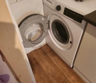 Halberstadt Apartment | HBS BESTPREIS- Leistung, Nähe City, mit Parkplatz, sie wählen 1 oder 2 große Zimmer für 1- 5 Personen große Küche, Bad Einfach und gut
