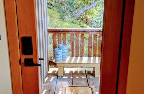 Healdsburg House | Healdsburg Hilltop Retreat : Craftsman detail, modern comforts & stunning VIEWS