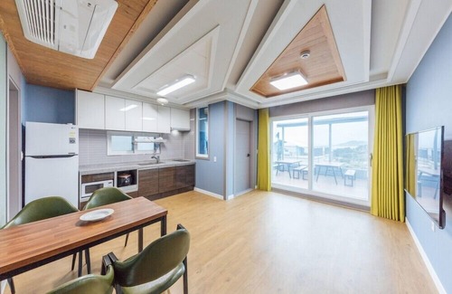 Yeongdeok House | Heart Blue Road Town Pension