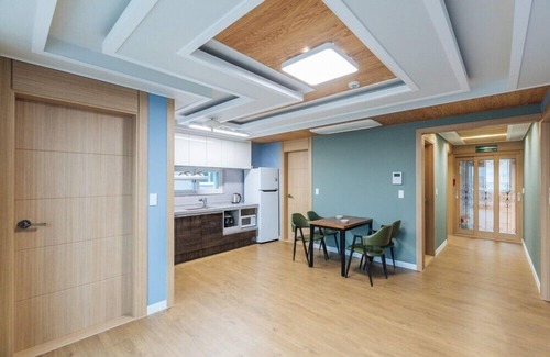 Yeongdeok House | Heart Blue Road Town Pension