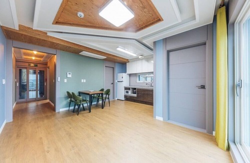 Yeongdeok House | Heart Blue Road Town Pension