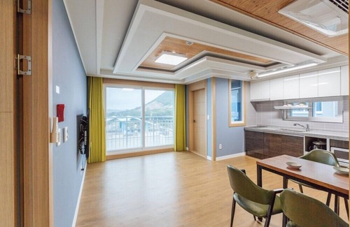 Yeongdeok House | Heart Blue Road Town Pension