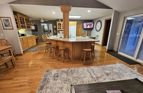 West Okoboji House | Heart Of Arnold's Park Near West Lake. Family And Friends Sleeps 18