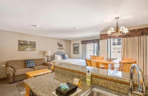 Historic District Apartment | Heart of Breck Studio Hot tub Pool and Parking